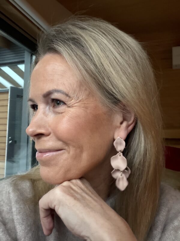 Leaf earrings matt 761; beige