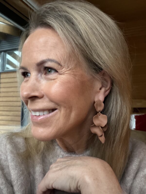 Leaf earrings matt 1723; camel