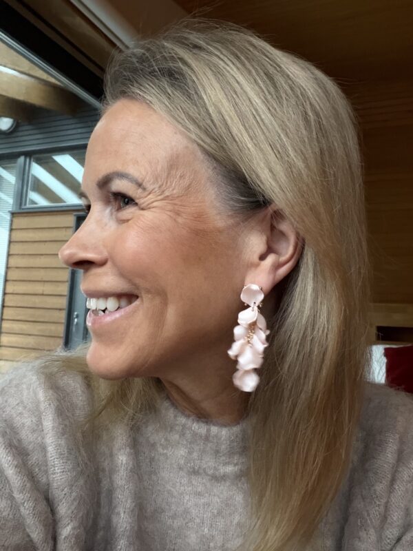 Leaf earrings mini 1821; vaaleanpunainen