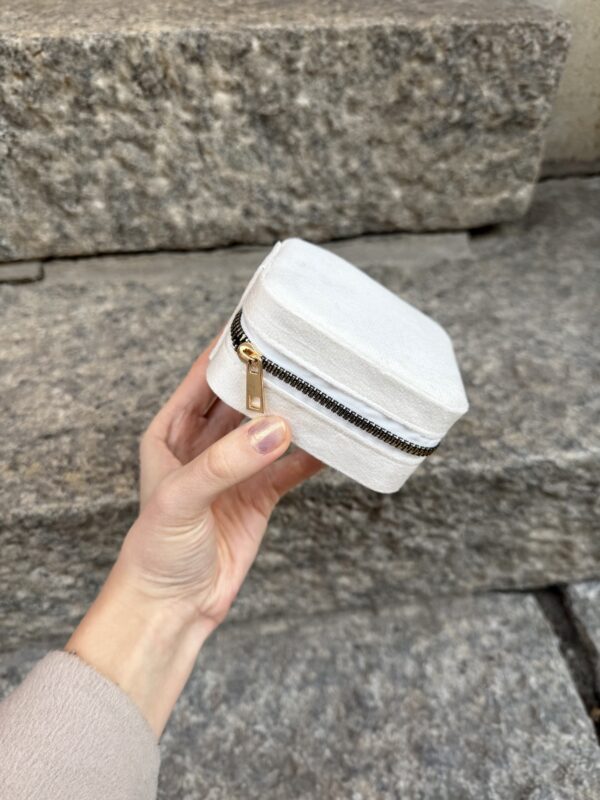 Samettinen korurasia; valkoinen