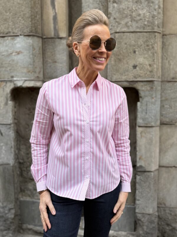 Camryn lyhyt paitapusero; vaaleanpunainen raita