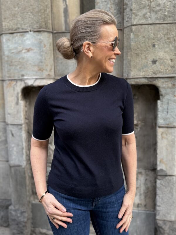 Kaia lyhythihainen neule; tummansininen