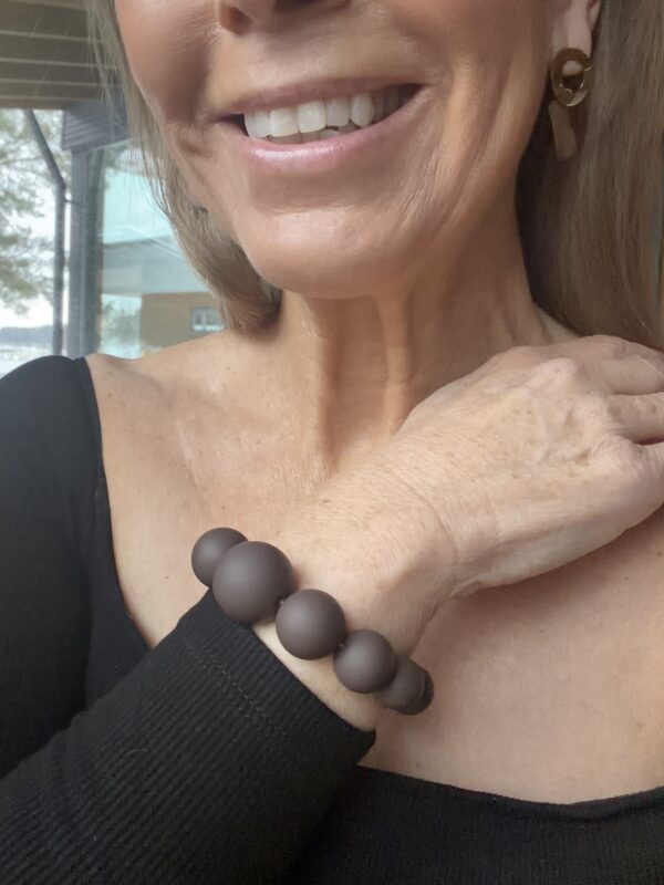 Bead käsikoru; tummanruskea