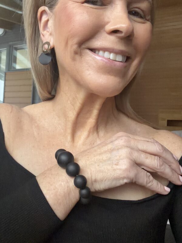 Bead käsikoru; musta