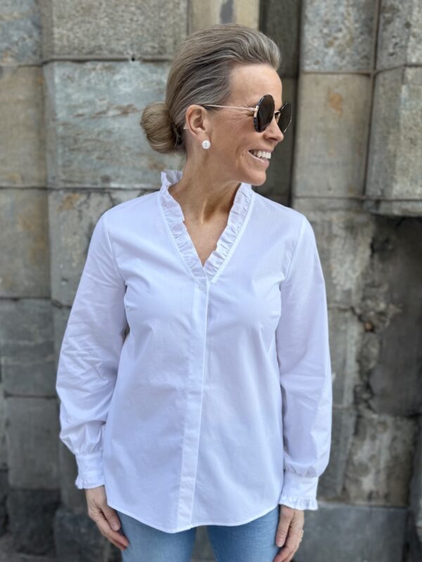 Camila paita fyrrykantilla; valkoinen