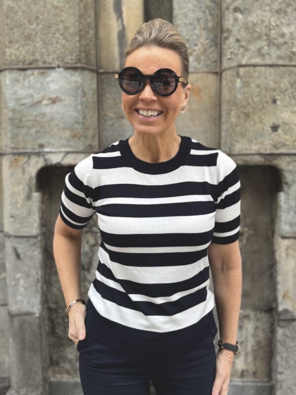 Marina lyhythihainen neule; tummansininen/valkoinen