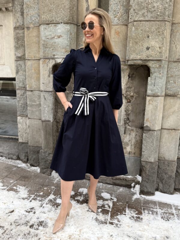 Paula paitamekko; tummansininen vyöllä