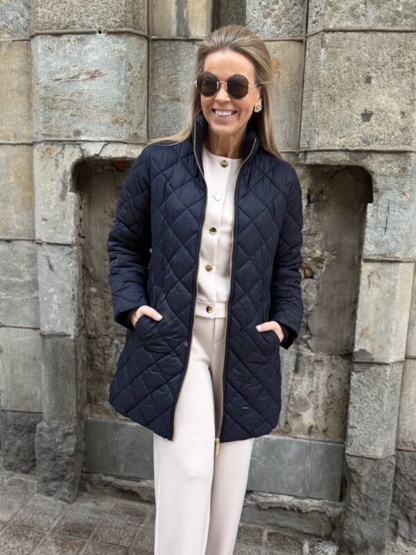 Olilan pidempi tikkitakki; tummansininen