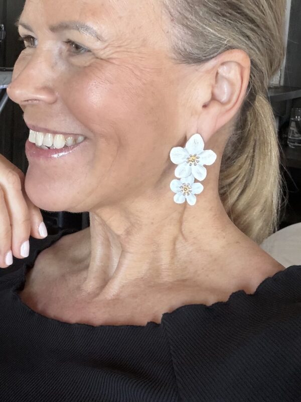 Korvakorut; valkoiset roikkuvat kukat