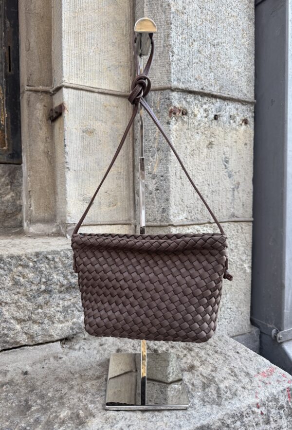 Day Braiding punottu olkalaukku; ruskea