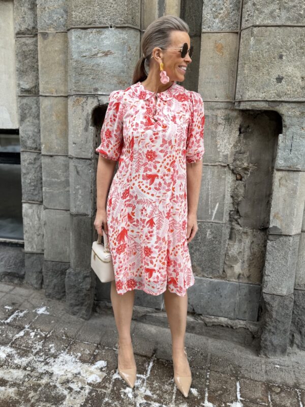 Bitelle polvimittainen mekko; vaaleanpunainen kuvio