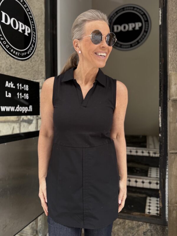 Kauluksellinen Delphina toppi; musta