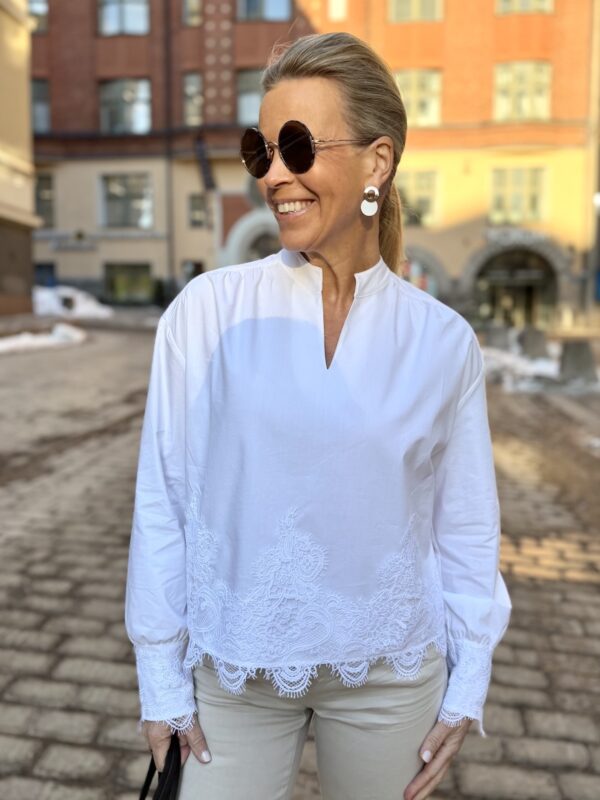 Rinna v-aukkoinen paita pitsillä; valkoinen