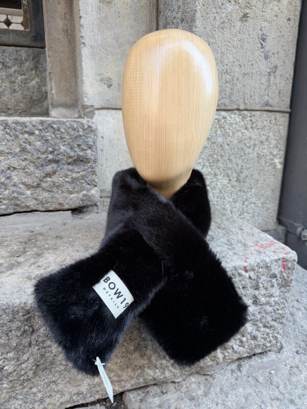 Anais tekoturkiskaulus; musta