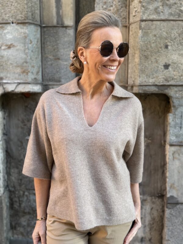 Guni kauluksellinen neule; tumma beige