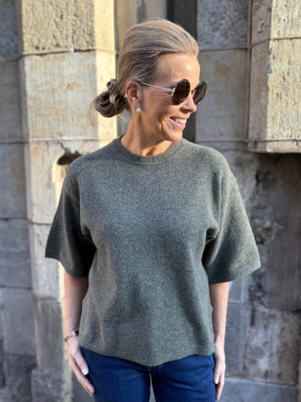 Guni lyhythihainen neule; tummanvihreä meleerattu