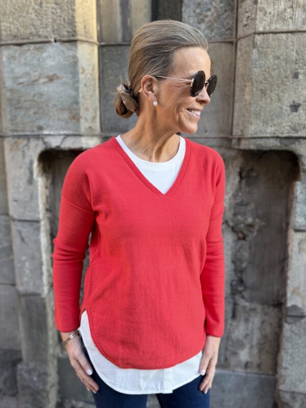 Iliviasa V-aukkoinen pidempi neule; punainen