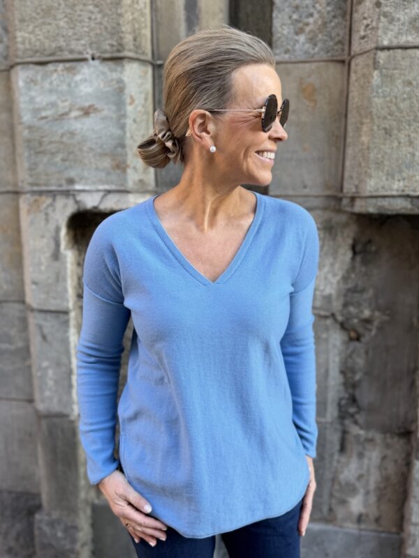 Iliviasa V-aukkoinen pidempi neule; silver blue