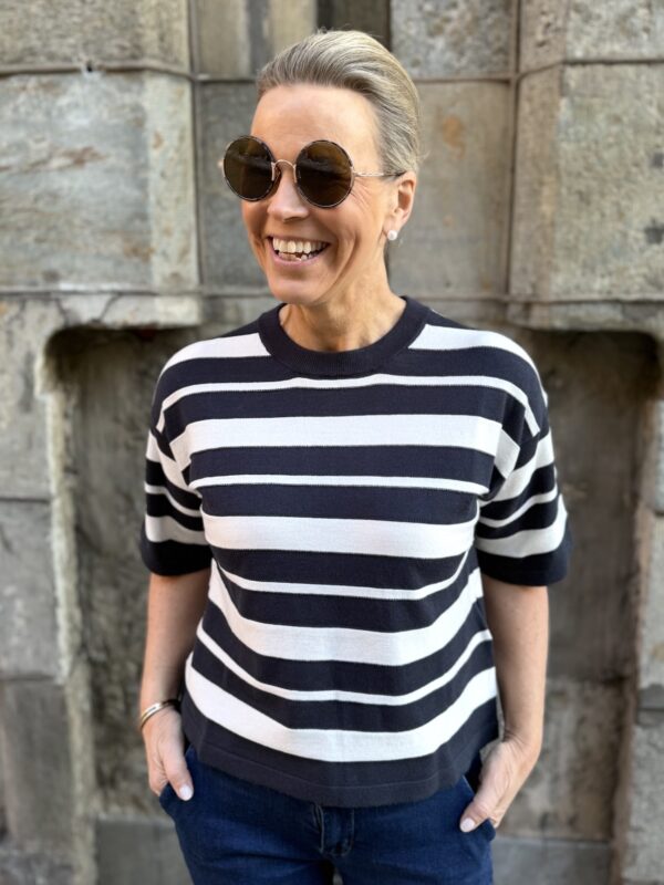 Spina laatikkomainen neule; tummansini/valko raita