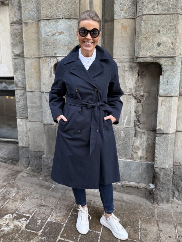 Aubrie trenssitakki vyöllä; tummansininen