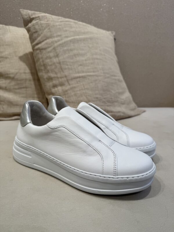 Dotorhy nauhattomat tennarit; valkoinen