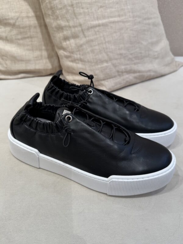 Betzy tennarit joustavilla nauhoilla; musta