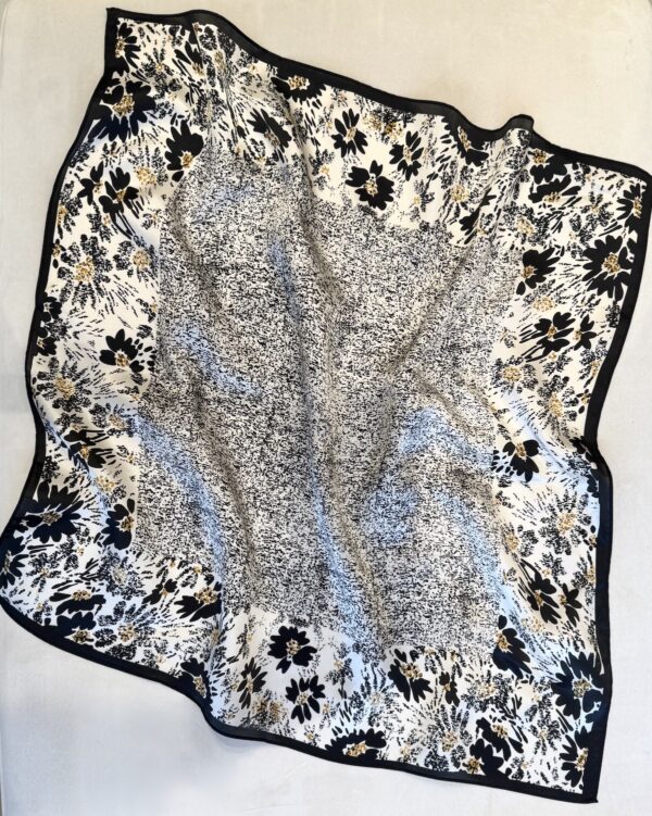 Silkkihuivi 70 x 70 cm; musta/beige kukka