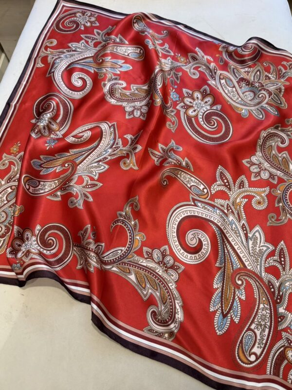 Silkkihuivi 70 x 70 cm; punainen paisley