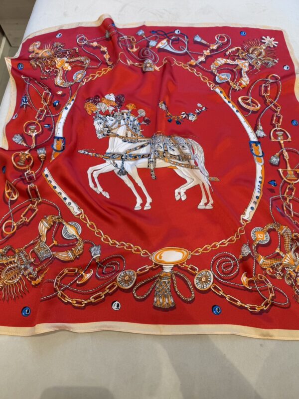 Silkkihuivi 70 x 70 cm; punainen hevonen