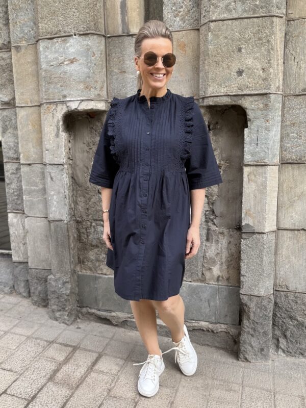 Almasa mekko pitsillä; tummansininen