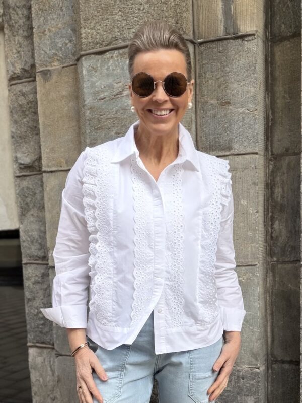 Aneline paitapusero pitsillä; valkoinen