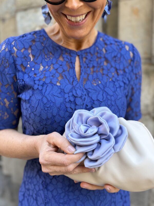 Muhkea tekokukka rintaan/hiuksiin; vaaleansininen