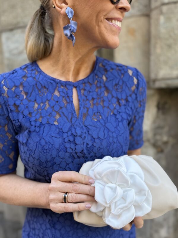 Muhkea tekokukka rintaan/hiuksiin; vitivalkoinen