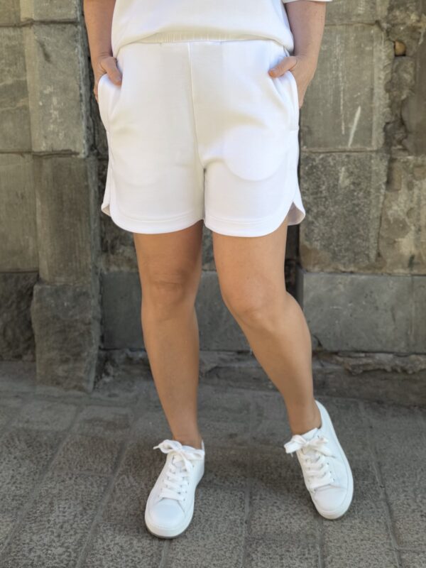 Hennieh Vincent shortsit; valkoinen