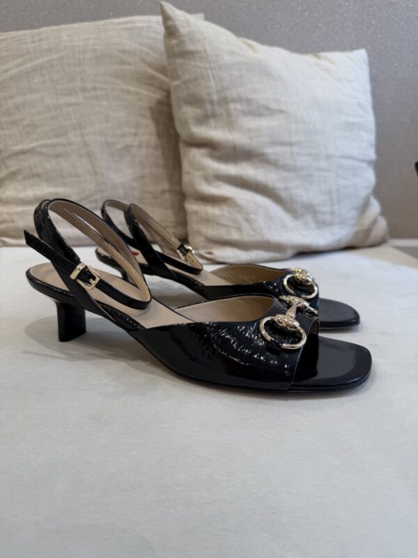 Lucy sandaalit; musta kulta soljella