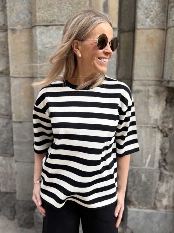 Elora laatikkomainen t-paita; musta/valkoraita