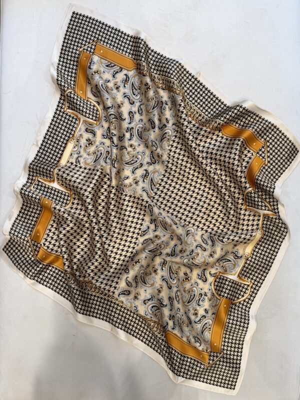 Silkkihuivi 70 x 70 cm; beige paisley