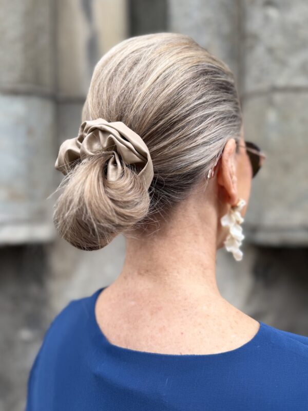 Hiusdonitsi; beige nahka