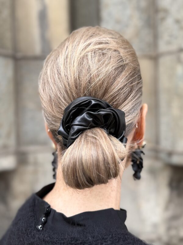 Hiusdonitsi; musta nahka