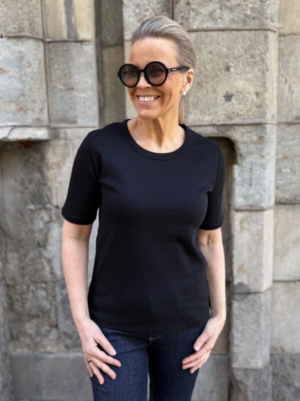 Ratana t-paita; musta