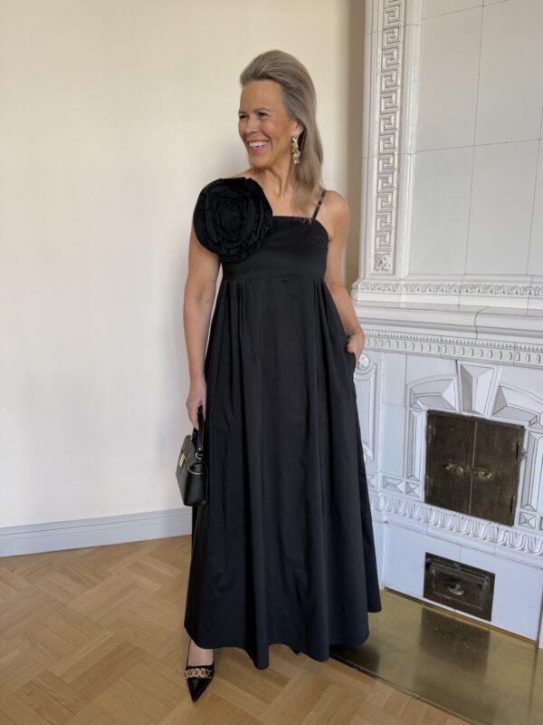 Malue Antoinett midimekko kukalla; musta