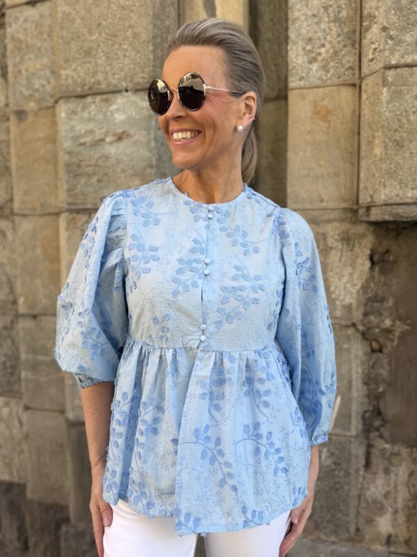 Moni Neda paita kukkakirjailulla; vaaleansininen