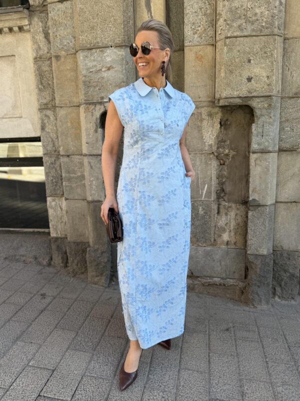 Moni Neda kauluksellinen midimekko; vaaleansininen