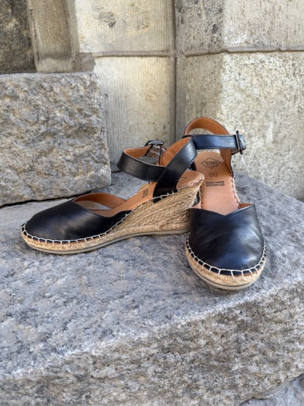 Aurora wedget; musta