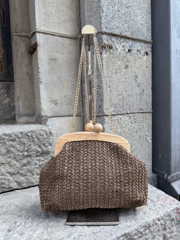 Frees koripussukka puulukolla; suklaanruskea