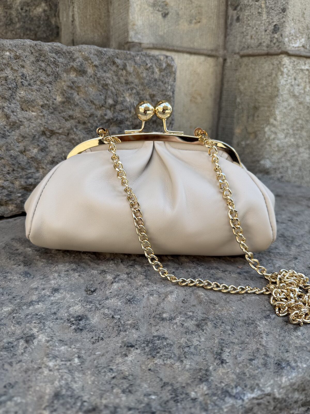 Nahkapussukka lukolla; vaalea beige