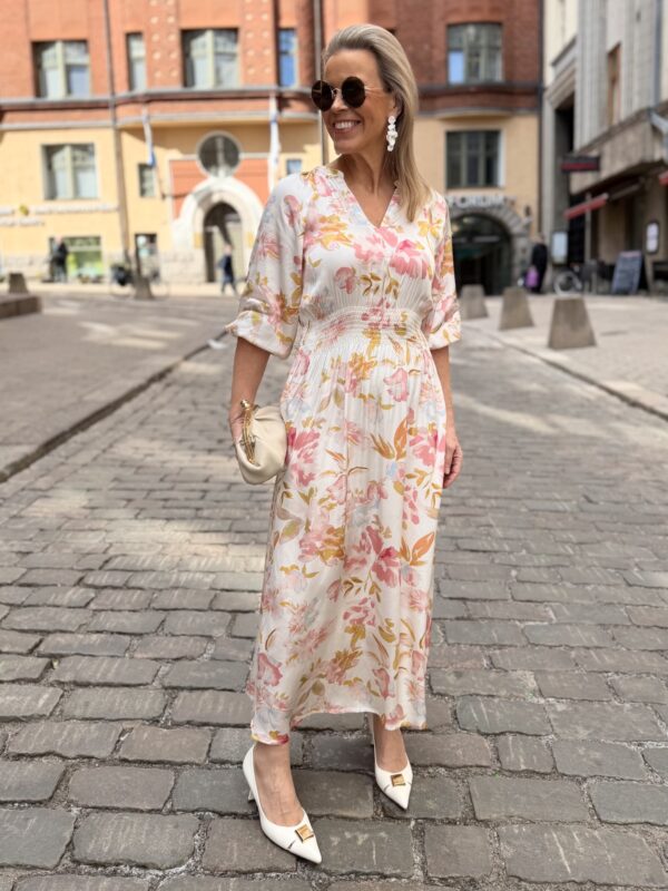 Bora midimittainen kukkamekko