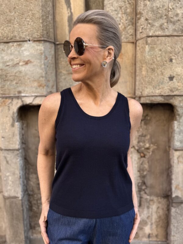 Linnea neuletoppi; tummansininen