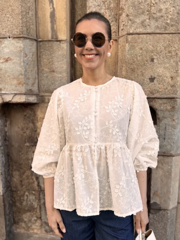 Moni Neda paita kukkakirjailulla; valkoinen