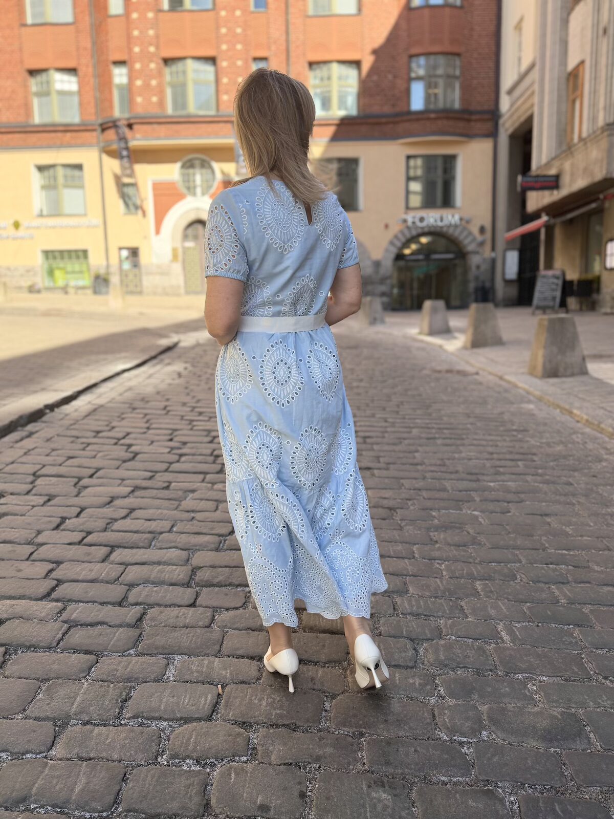 Amanda broderattu midimekko; vaaleansininen - Image 7